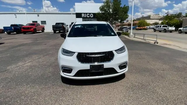 2025 Chrysler Pacifica Select photo 3