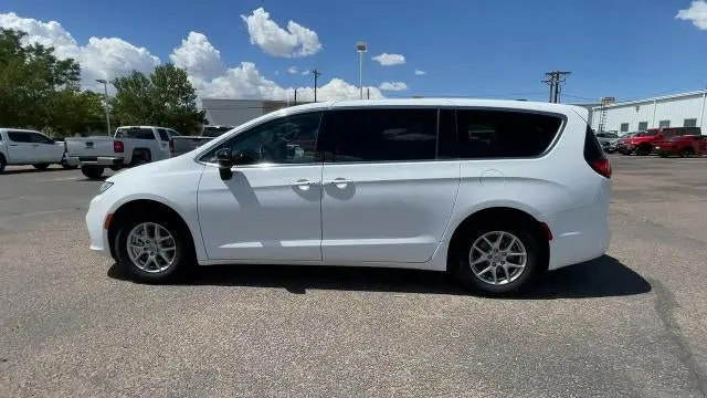 2025 Chrysler Pacifica Select photo 5