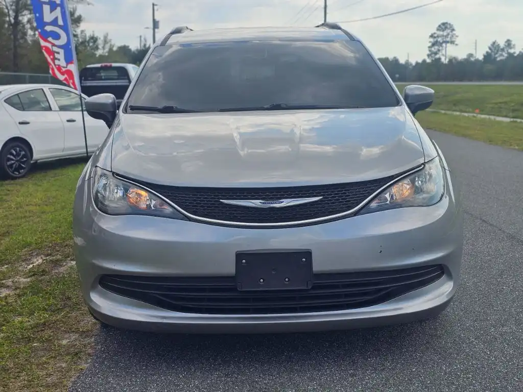 2020 Chrysler Voyager LXi's photo