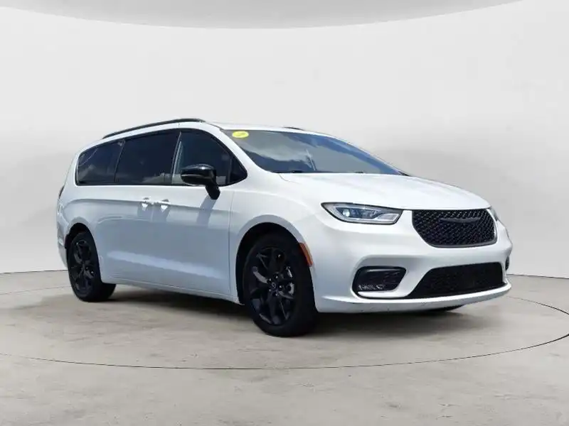 2025 Chrysler Pacifica Limited's photo