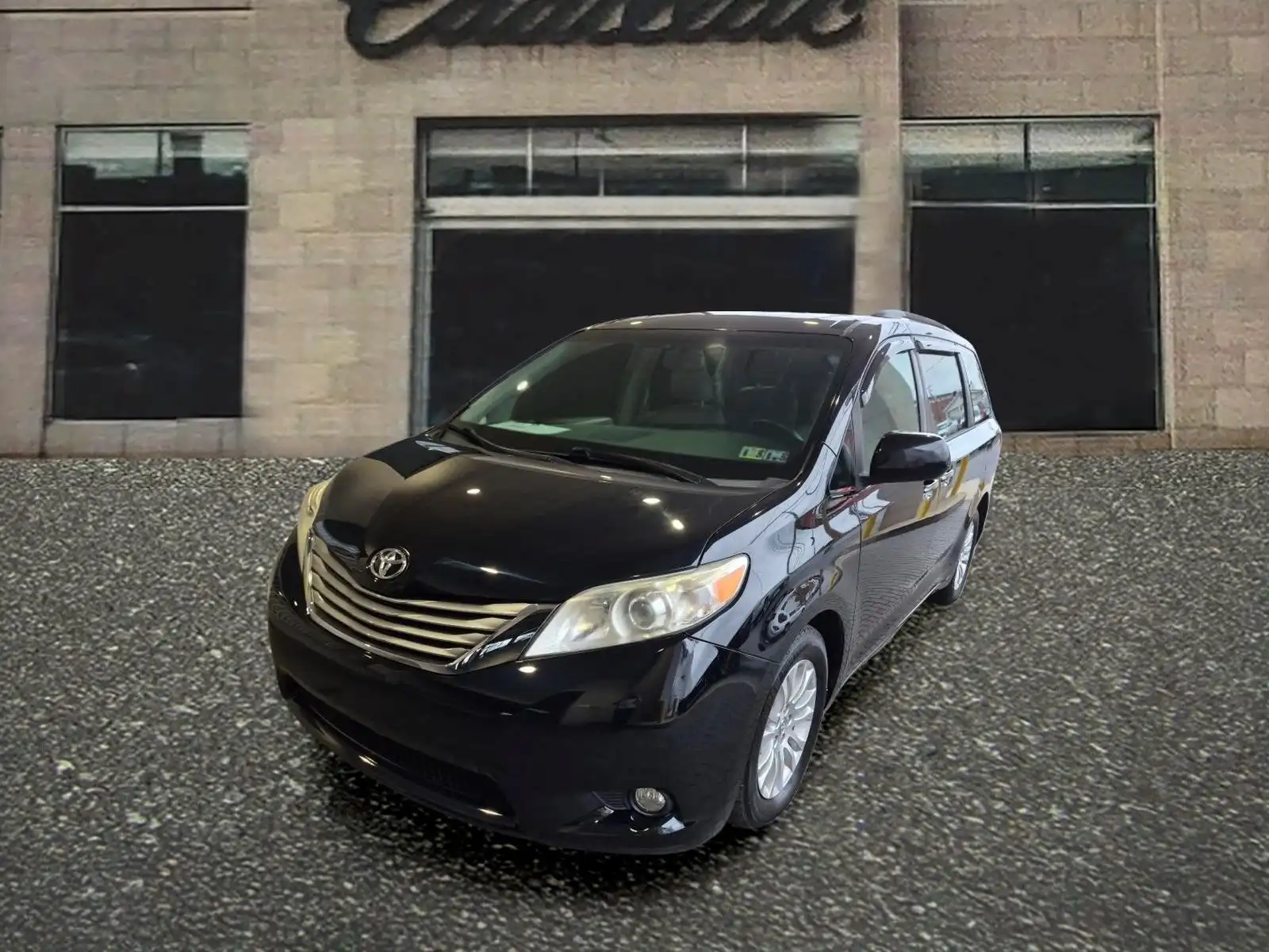 2017 Toyota Sienna XLE Premium V6 8-Passenger's photo