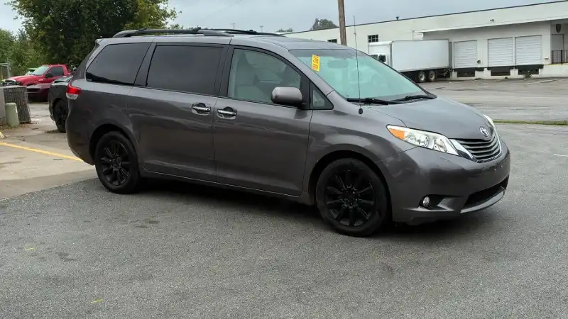 2013 Toyota Sienna Limited V6 AWD 7-Passenger's photo
