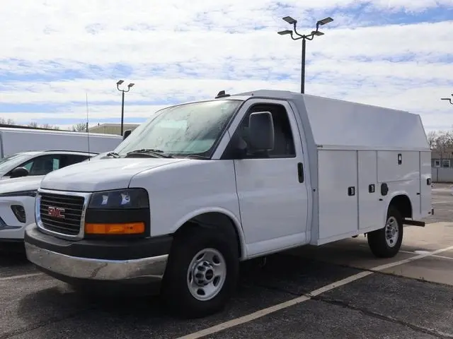 2025 GMC Savana 3500 139" WB photo 3