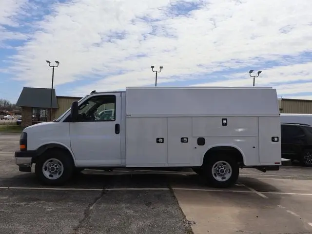 2025 GMC Savana 3500 139" WB photo 4