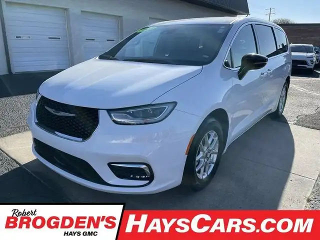 2025 Chrysler Pacifica Select's photo