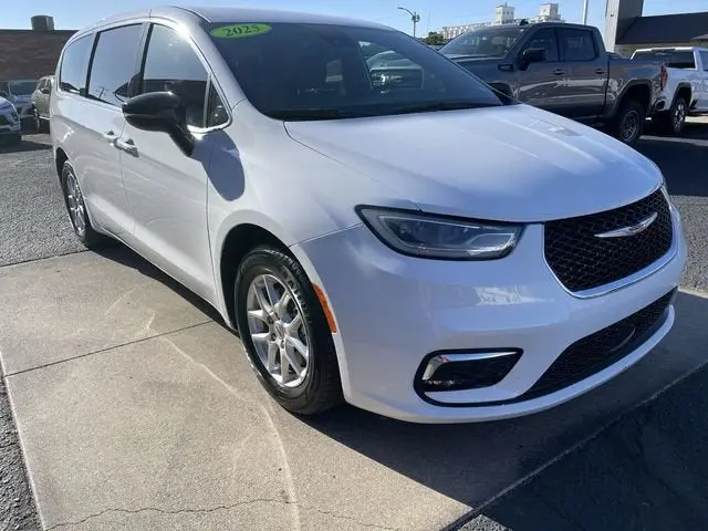 2025 Chrysler Pacifica Select photo 3