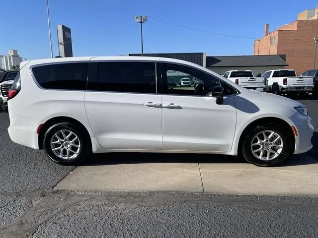 2025 Chrysler Pacifica Select photo 4