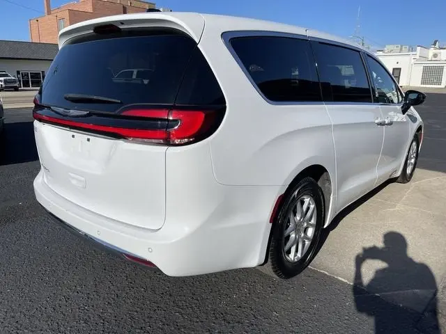 2025 Chrysler Pacifica Select photo 5