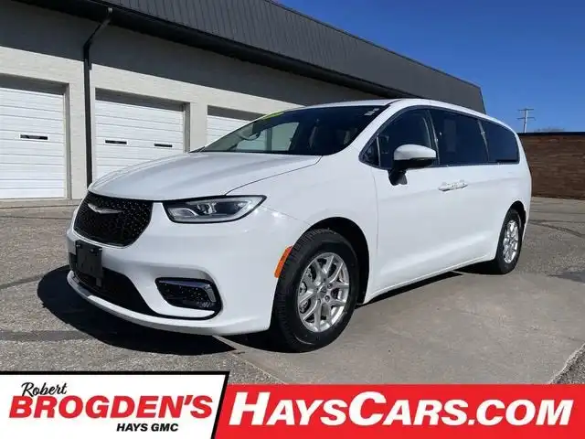 2023 Chrysler Pacifica Touring L's photo