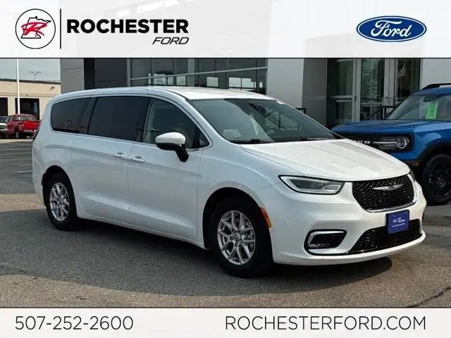 2023 Chrysler Pacifica Touring L's photo