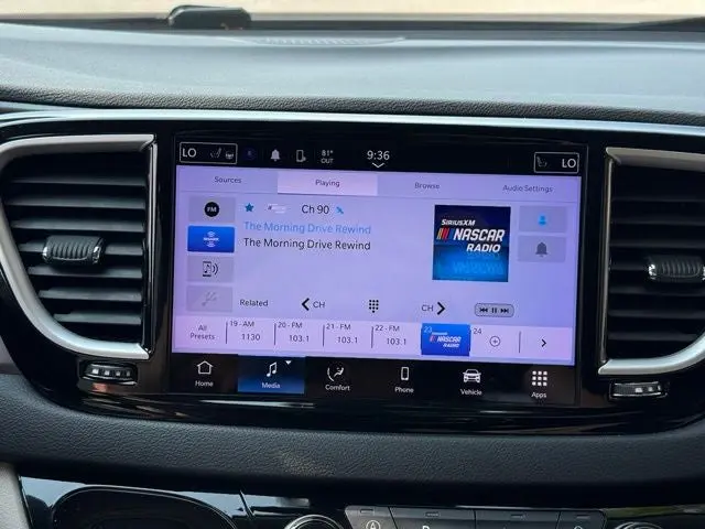2023 Chrysler Pacifica Touring L photo 3