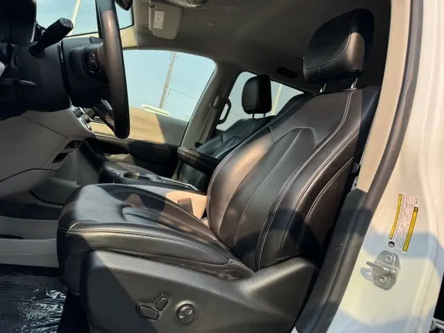 2023 Chrysler Pacifica Touring L photo 5