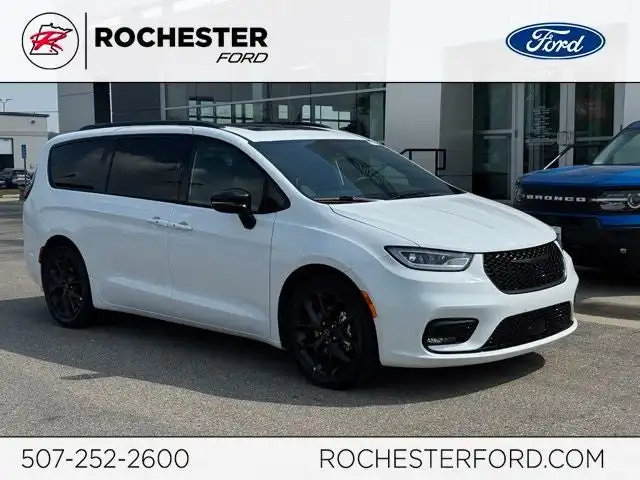 2025 Chrysler Pacifica Limited's photo