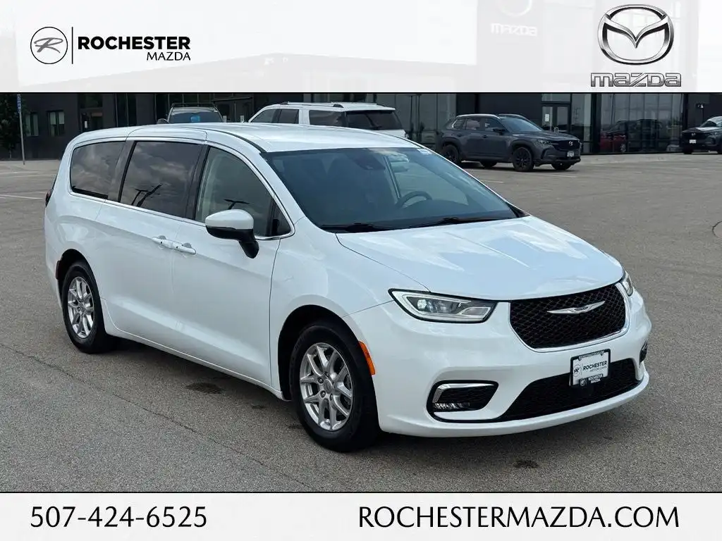 2023 Chrysler Pacifica Touring L's photo