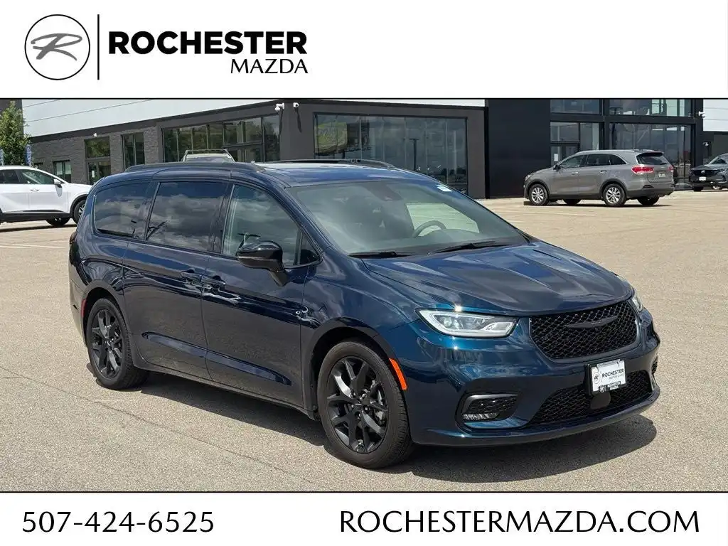 2025 Chrysler Pacifica Limited's photo