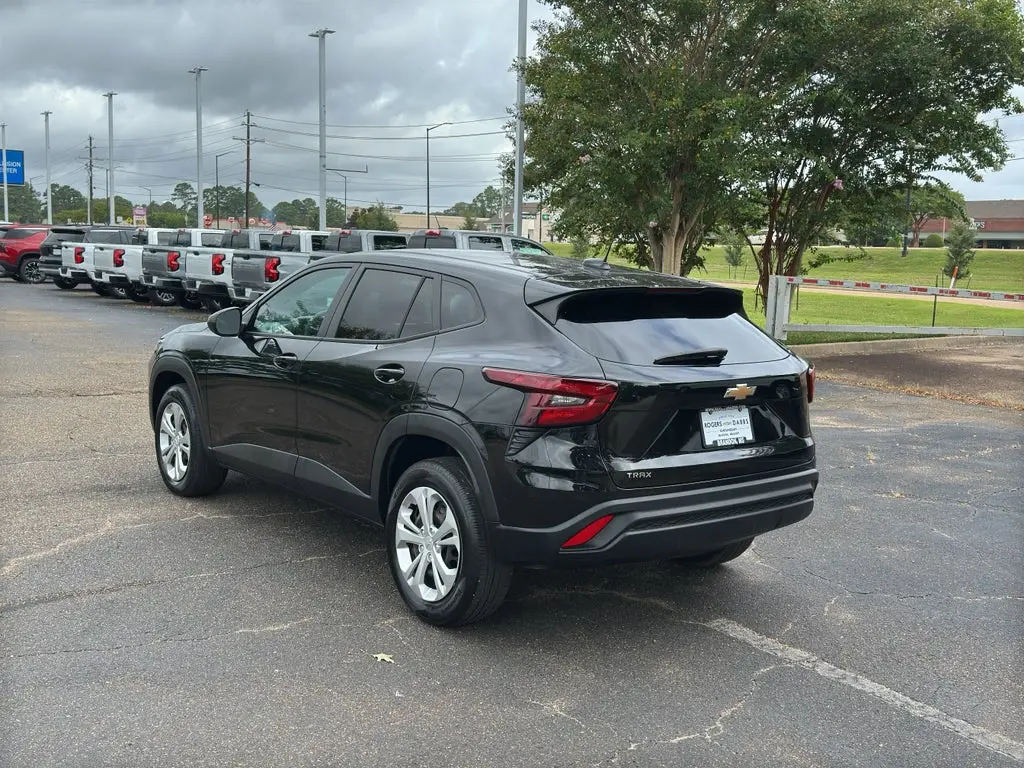 2024 Chevrolet Trax LS photo 5