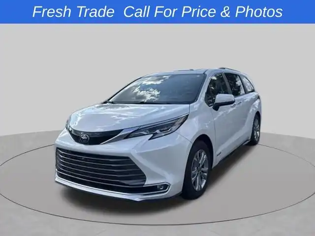 2021 Toyota Sienna Platinum 7-Passenger Hybrid AWD's photo