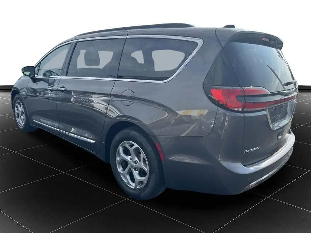 2023 Chrysler Pacifica Limited photo 3