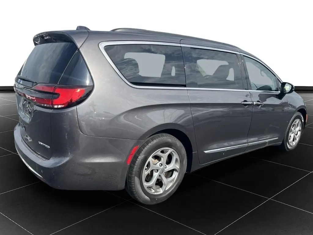 2023 Chrysler Pacifica Limited photo 5