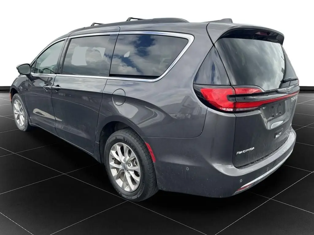 2022 Chrysler Pacifica Touring L photo 3