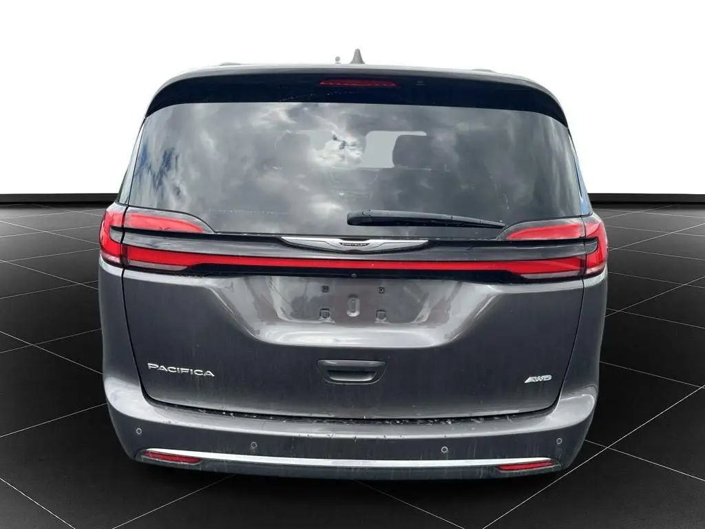 2022 Chrysler Pacifica Touring L photo 4