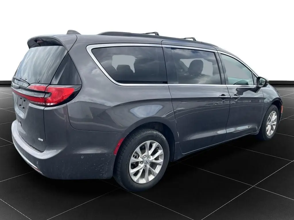 2022 Chrysler Pacifica Touring L photo 5