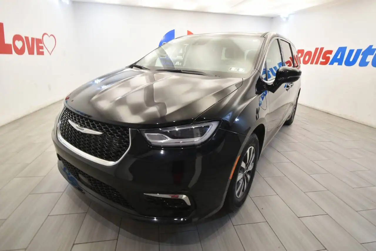 2024 Chrysler Pacifica Hybrid Select PHEV's photo