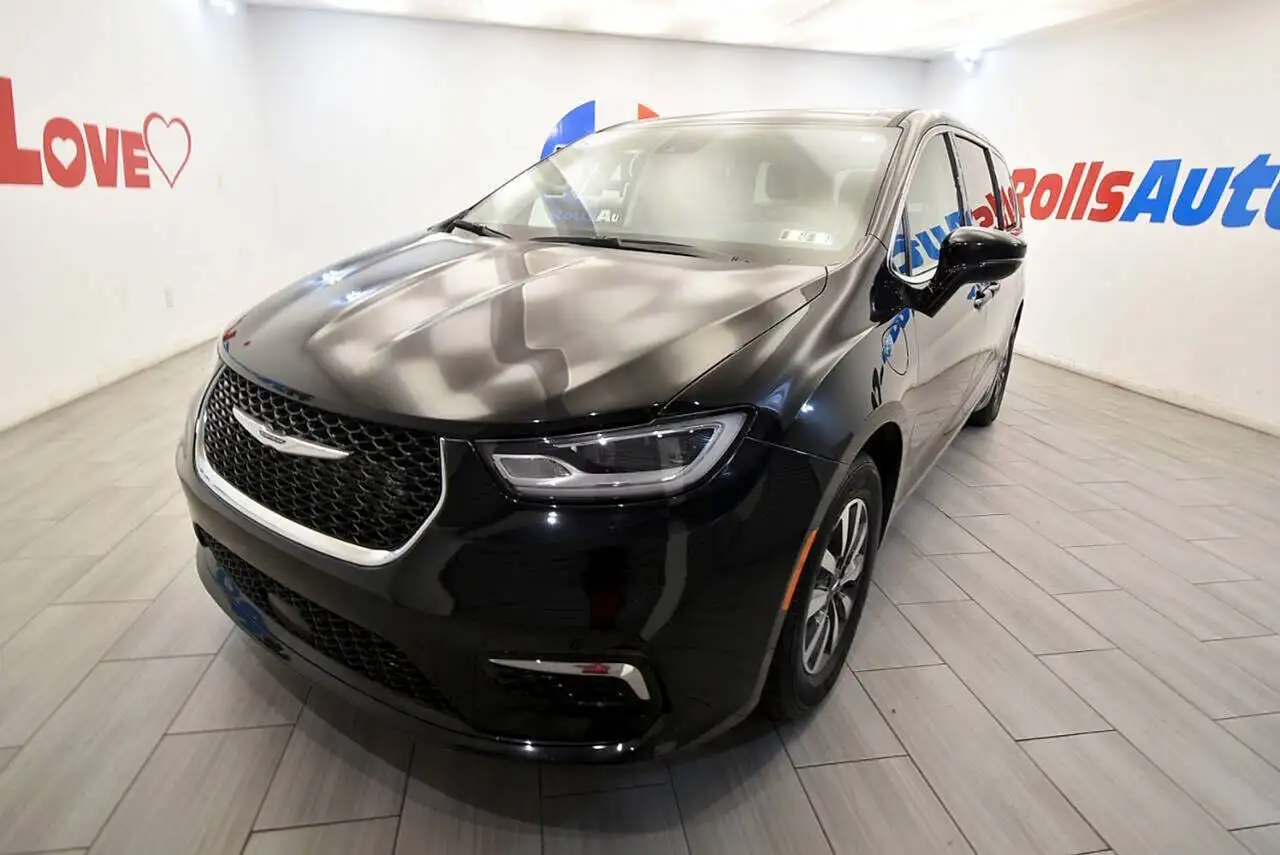 2024 Chrysler Pacifica Hybrid PHEV Select's photo