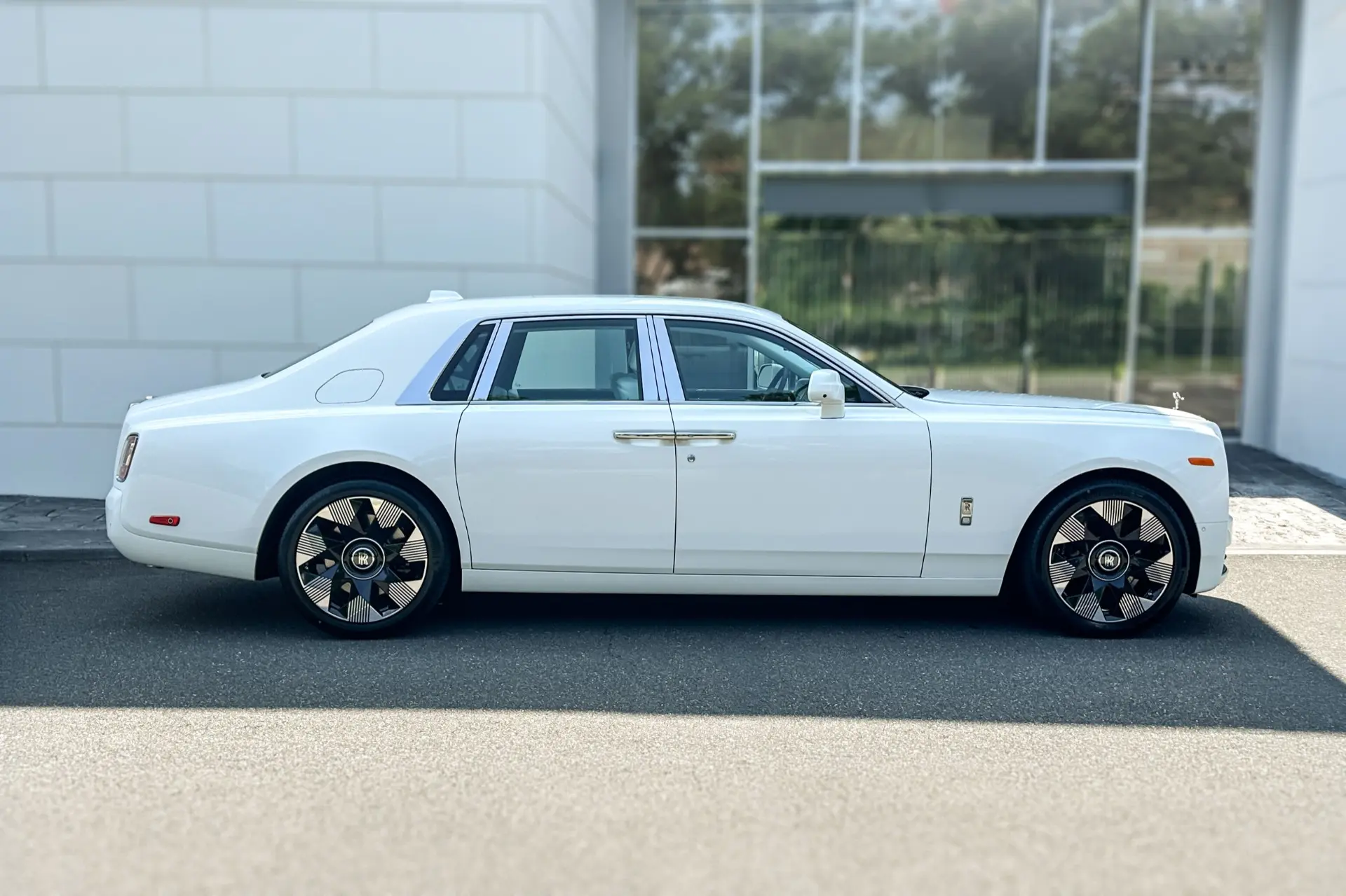 2027 Rolls-Royce Phantom Base photo 3