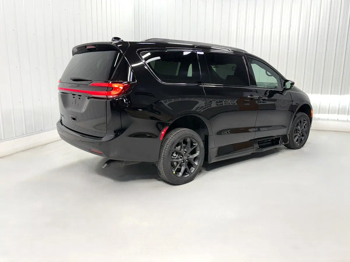 2026 Chrysler Pacifica Select photo 4