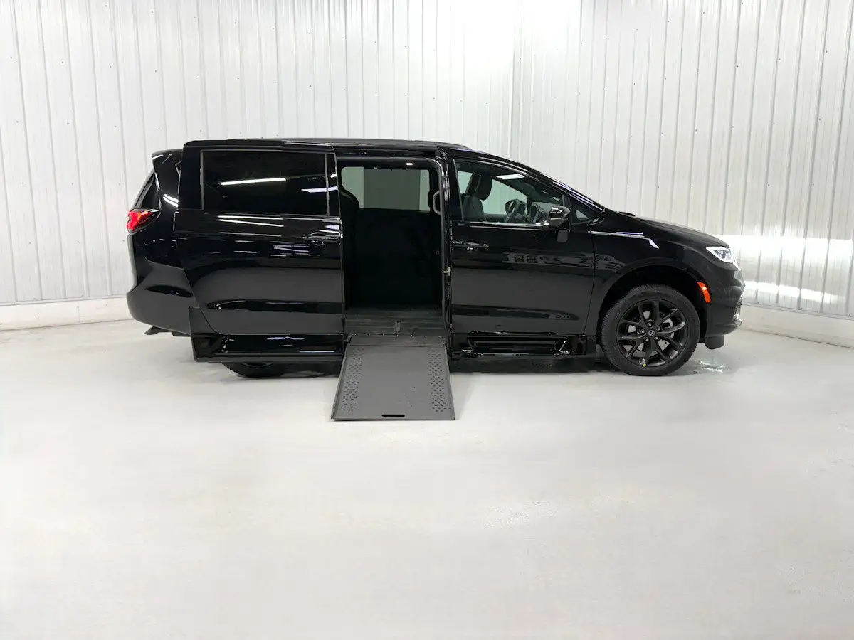 2026 Chrysler Pacifica Select photo 1