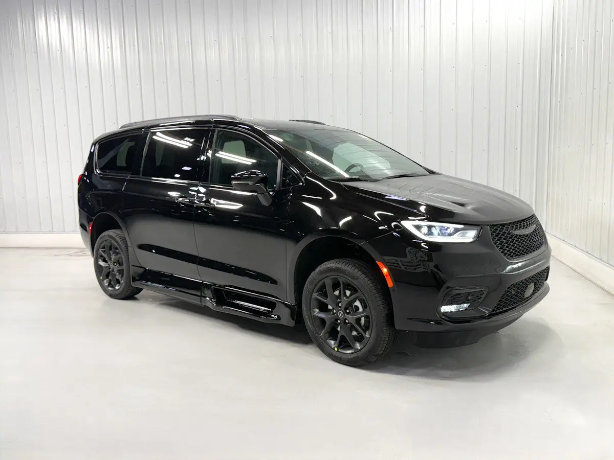 2026 Chrysler Pacifica Select photo 3