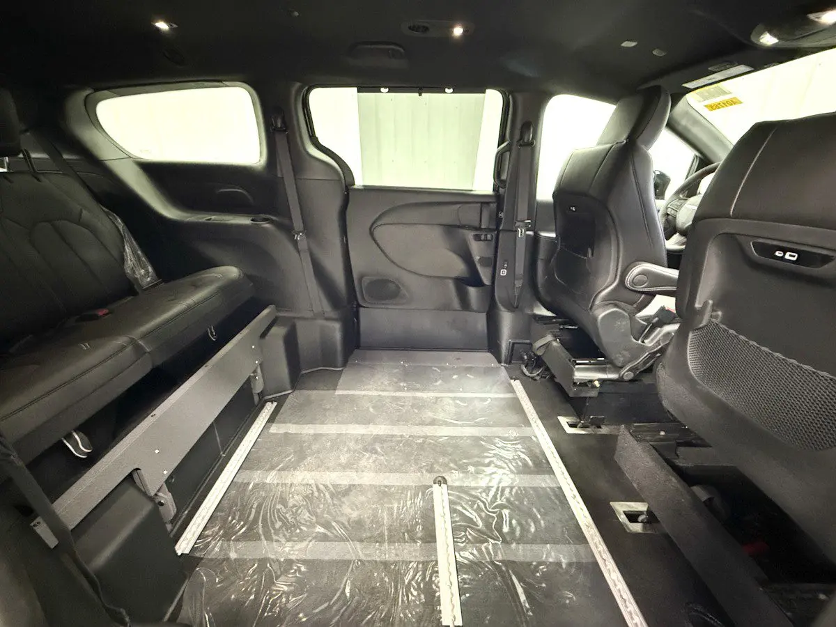 2026 Chrysler Pacifica Select photo 5