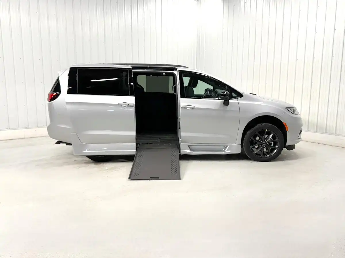 2026 Chrysler Pacifica Select's photo