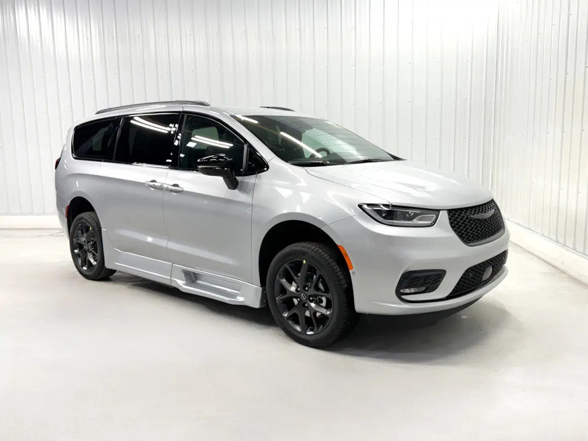 2026 Chrysler Pacifica Select photo 3