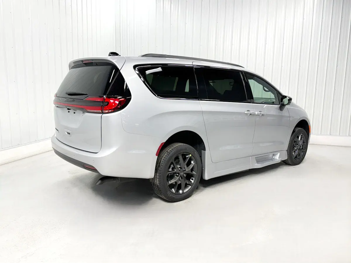 2026 Chrysler Pacifica Select photo 4