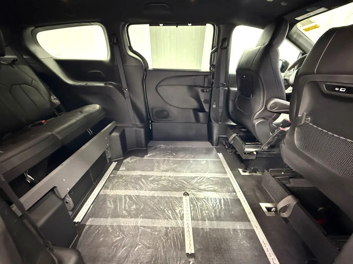 2026 Chrysler Pacifica Select photo 5