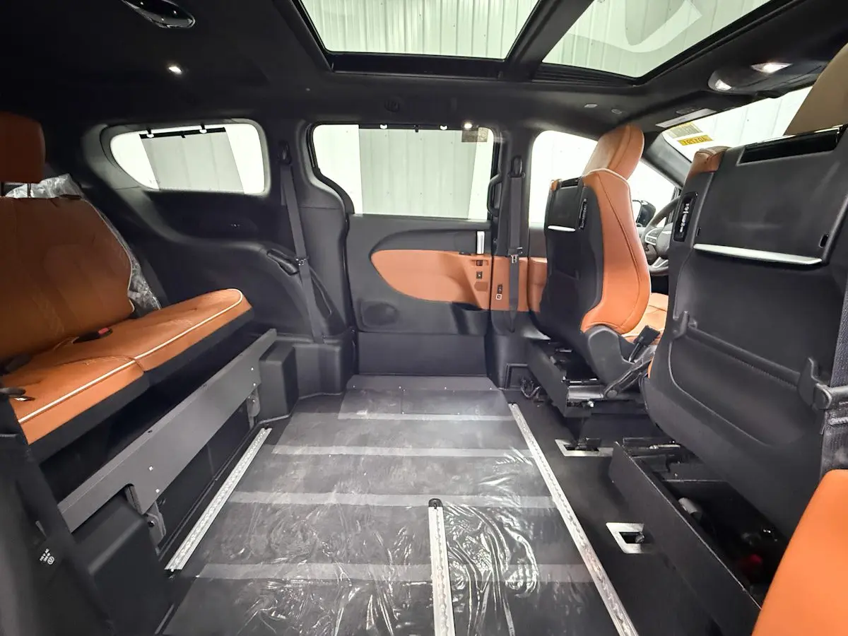 2026 Chrysler Pacifica Pinnacle photo 5