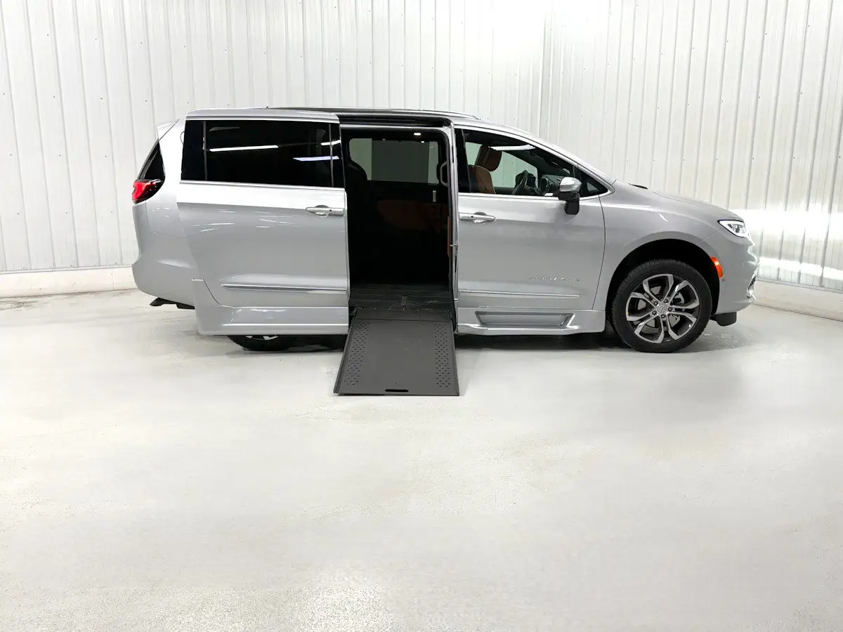 2026 Chrysler Pacifica Pinnacle photo 1
