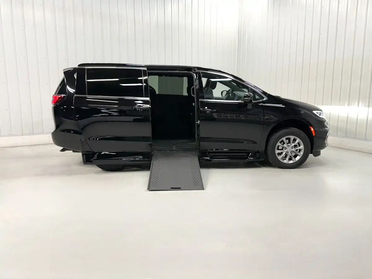 2026 Chrysler Pacifica Limited's photo