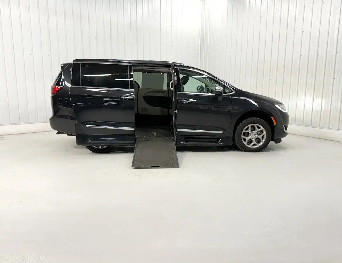 2019 Chrysler Pacifica Limited's photo
