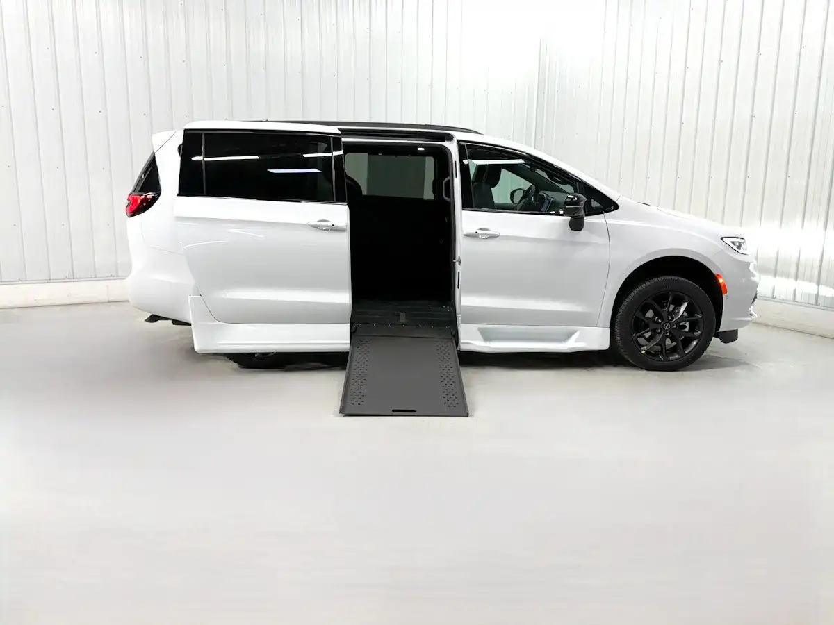 2026 Chrysler Pacifica Select's photo