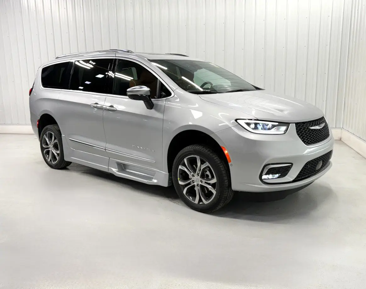2026 Chrysler Pacifica Pinnacle photo 3