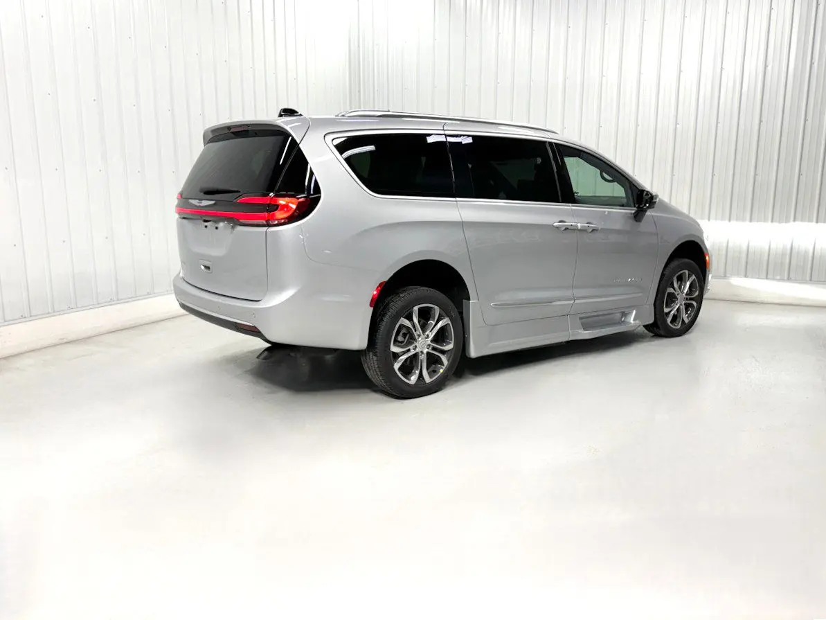 2026 Chrysler Pacifica Pinnacle photo 4