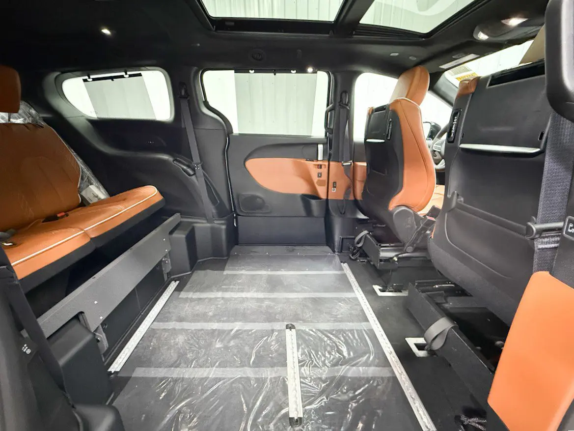 2026 Chrysler Pacifica Pinnacle photo 5