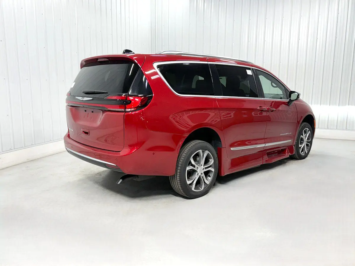 2026 Chrysler Pacifica Pinnacle photo 4