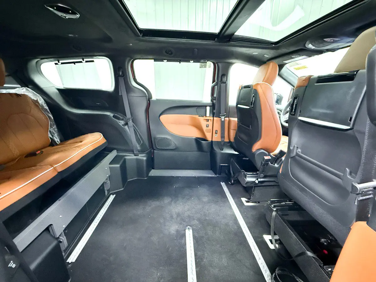 2026 Chrysler Pacifica Pinnacle photo 5