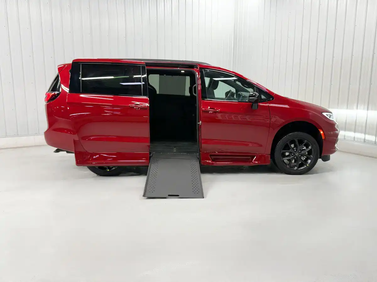 2026 Chrysler Pacifica Select's photo