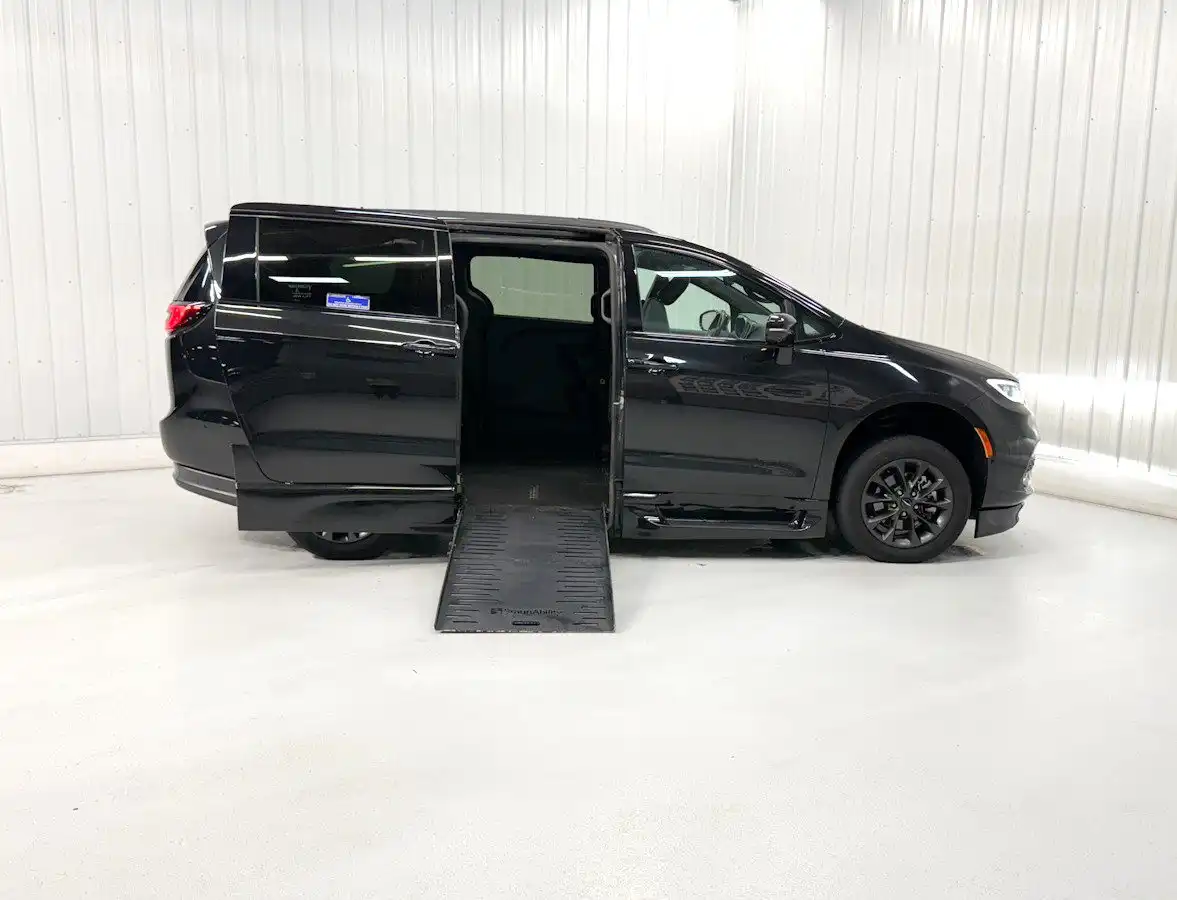 2021 Chrysler Pacifica Touring L's photo