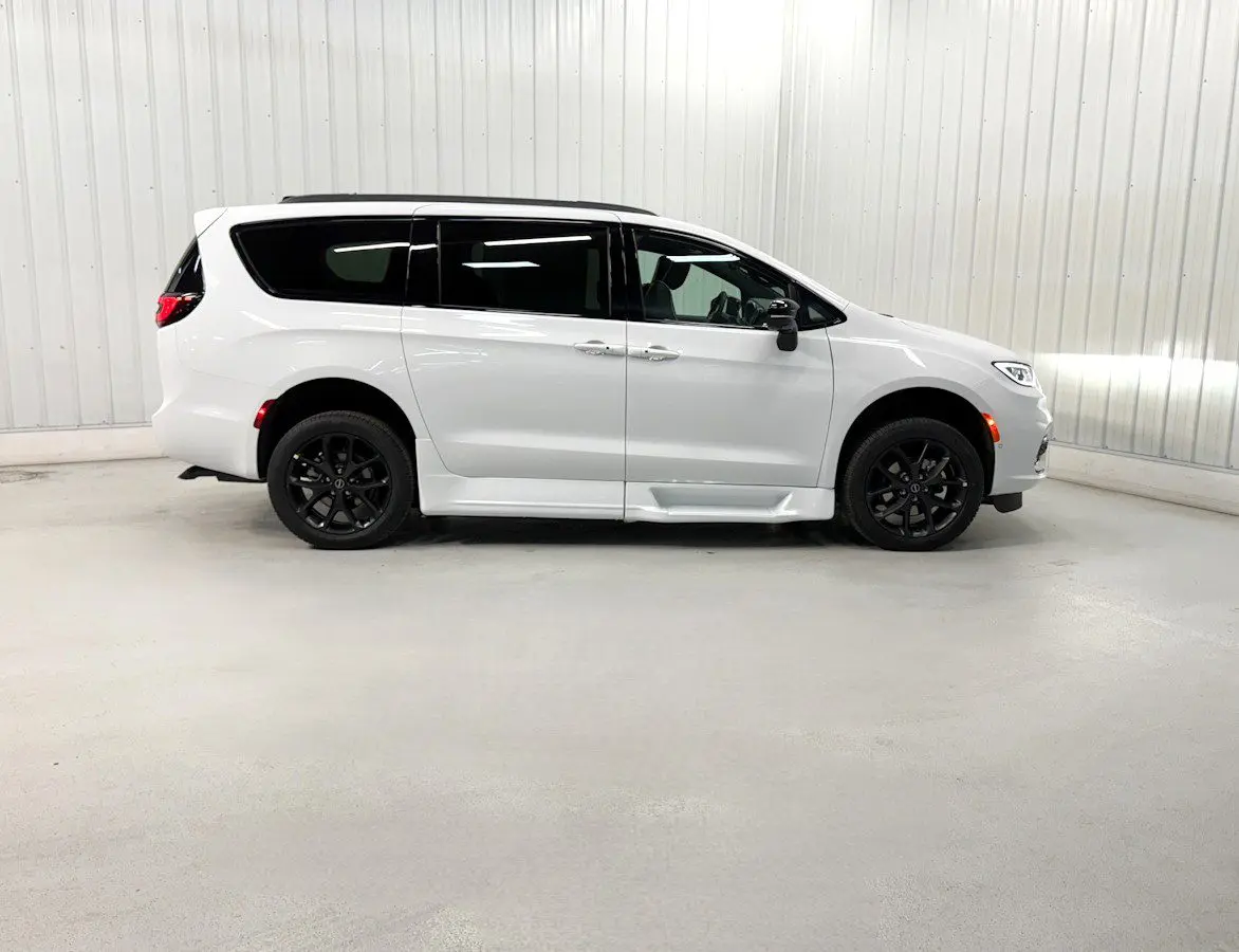 2026 Chrysler Pacifica Limited photo 3
